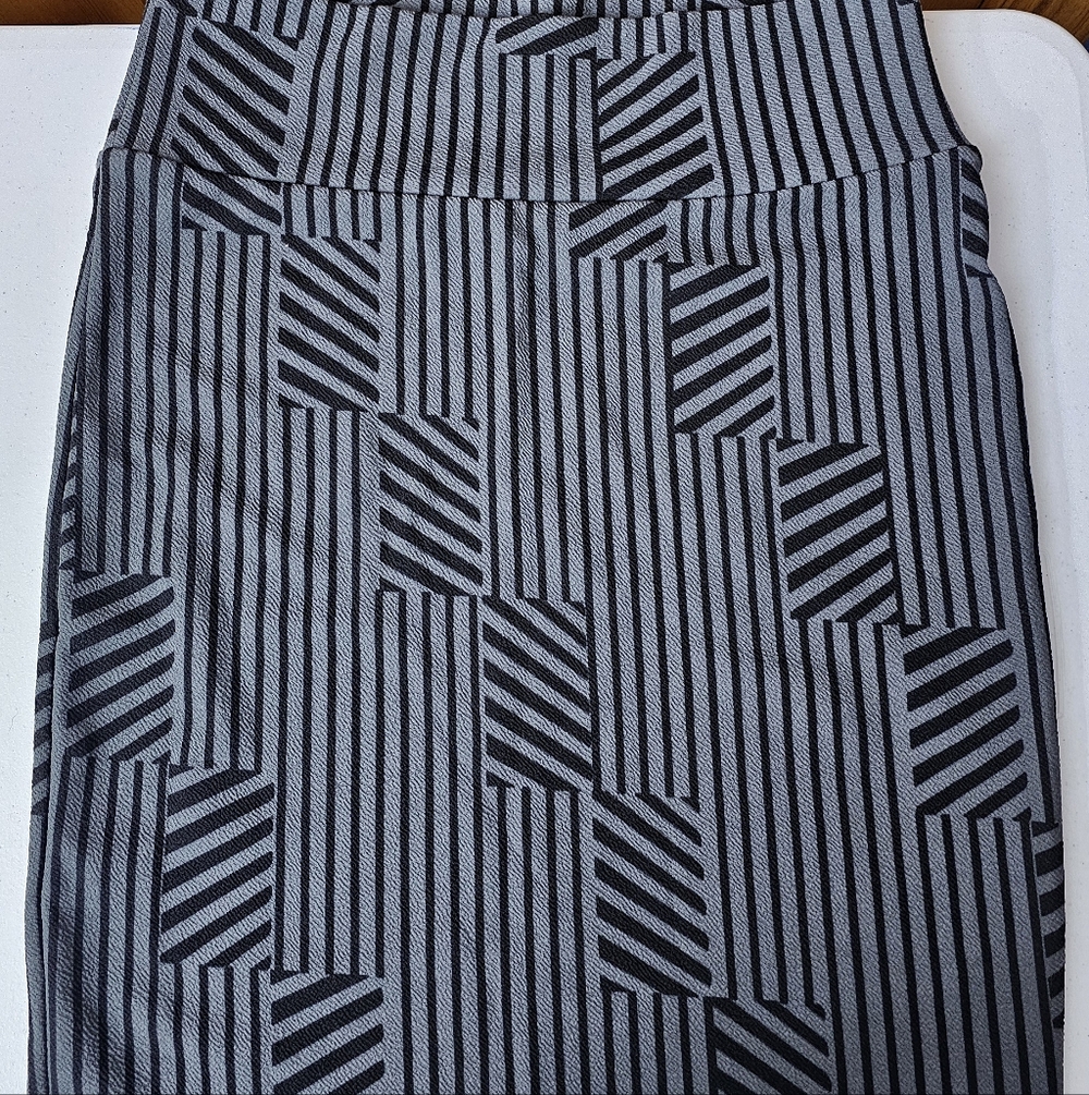 LuLaRoe Black and Gray Geometric Stripe Pencil Skirt MA-B70